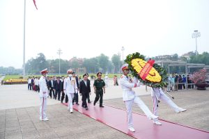 Sinh viên trường Cao đẳng Công nghệ Y–Dược Việt Nam viếng lăng Bác nhân kỉ niệm 130 năm ngày sinh nhật Bác