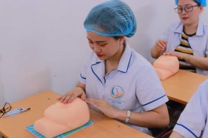 Thí sinh thực hiện bài dự thi chăm sóc da