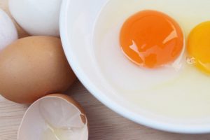 trứng gà dưỡng ẩm cho da