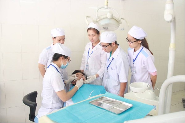 Nhiều trường Cao đẳng bỏ điểm chuẩn ngành Kỹ thuật Phục hình răng TPHCM