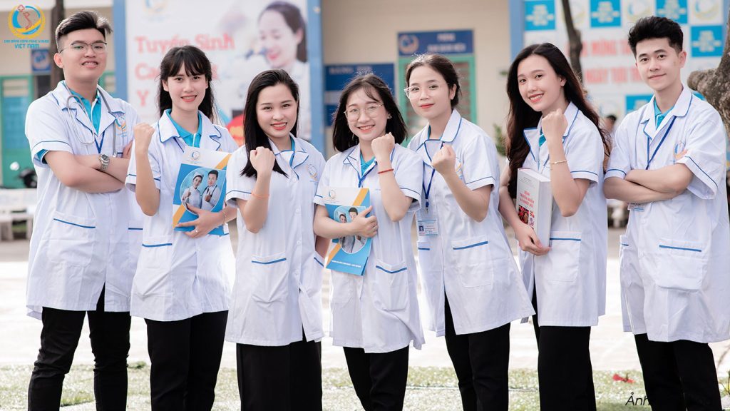 Sinh viên trường cao đẳng công nghệ y dược Việt Nam
