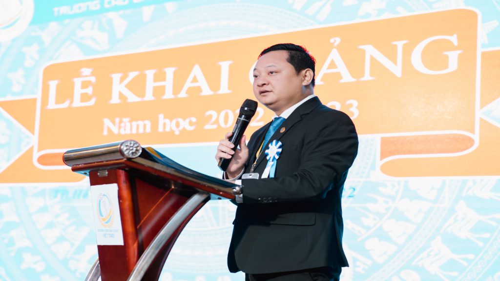 Thầy Nguyễn Văn Tuấn - Hiệu trưởng phát biểu trong buổi lễ