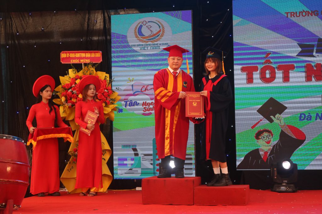 Tân cử nhân hệ Cao đẳng chính quy trường Cao đẳng Công nghệ Y - Dược Việt Nam