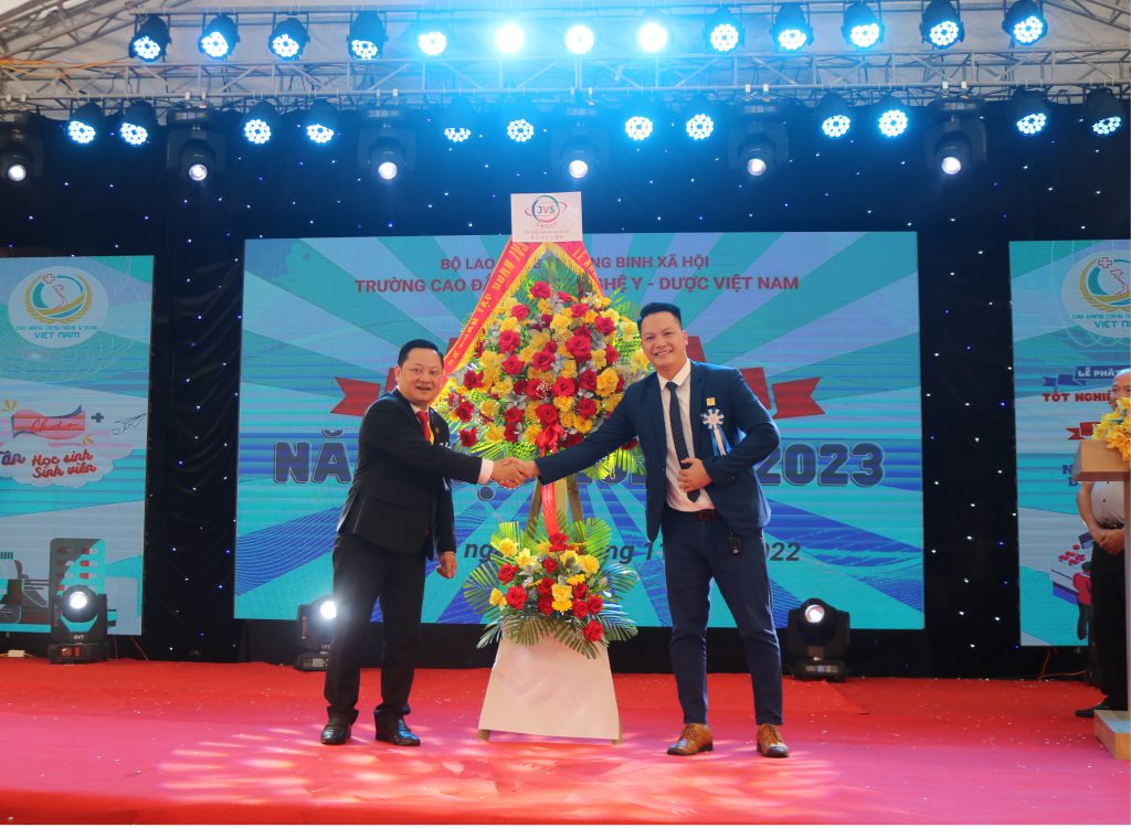 Ông Nguyễn Văn Thanh - Phó Tổng Giám đốc Công ty Cổ phần Tập đoàn JVS tặng hoa chúc mừng