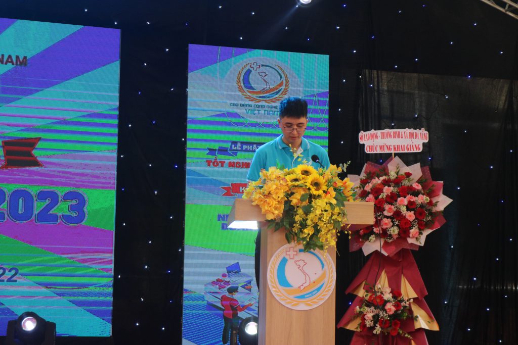 Tân sinh viên K17 - Trần Minh Phúc thay mặt phát biểu cảm nghĩ trước lễ khai giảng