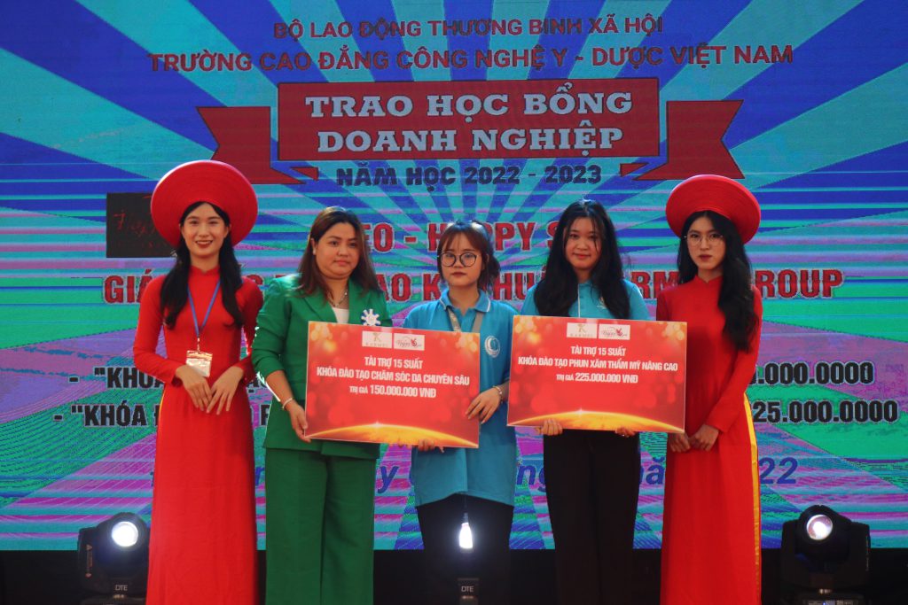 Bà Lê Thị Kim Nga - Đại diện Doanh nghiệp Happy Spa trao tặng học bổng