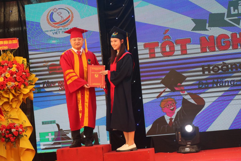 Sinh viên nhận bằng tốt nghiệp trong sự hân hoan vui mừng