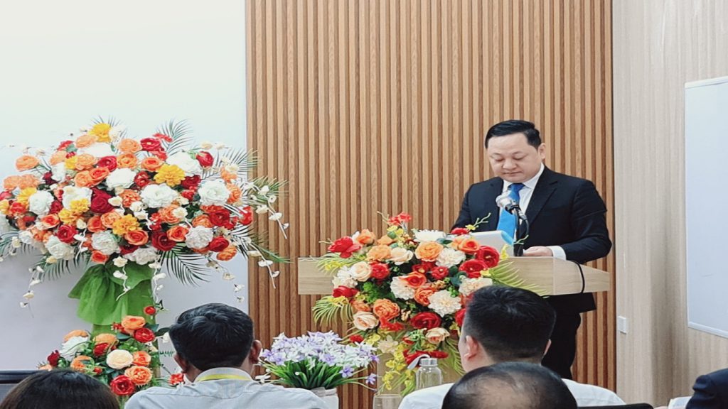 Hiệu trưởng Nguyễn Văn Tuấn phát biểu trong buổi lễ kỷ niệm